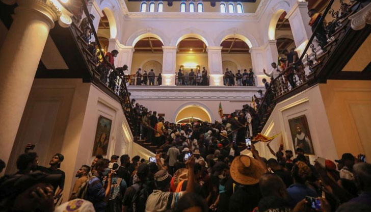 Хората обещаха да си тръгнат, когато президентът официално подаде оставкаОкупацията