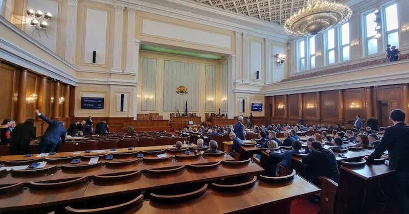 Парламентът не събра кворум за начало на заседанието при първия