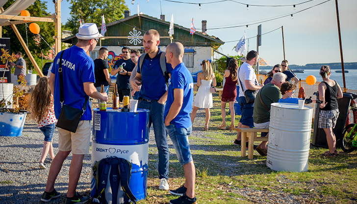 Представители на ИТ компании и обучаващи се в новите технологии