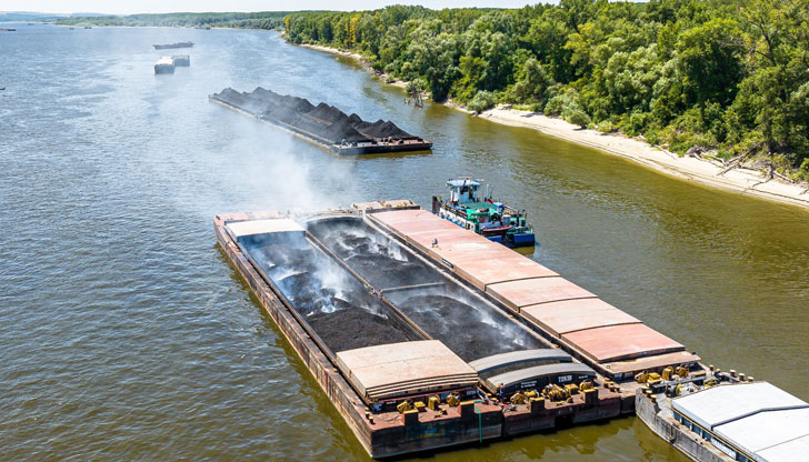 Очаква се днес да пристигне плаващ кран, който да разтоварва