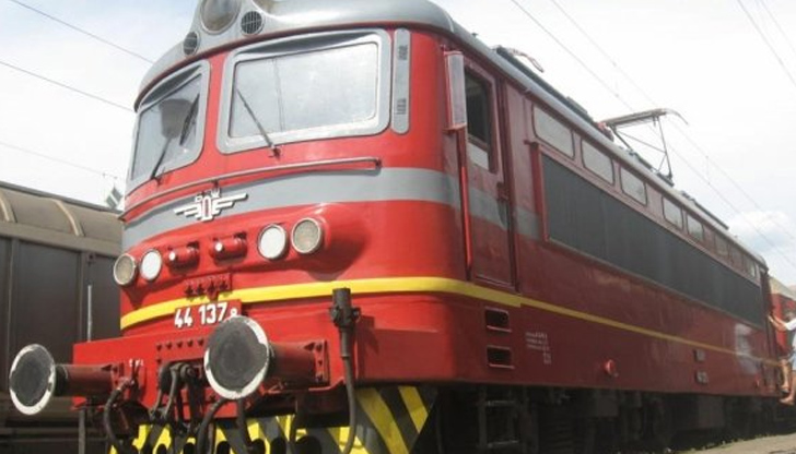 Контактна мрежа се е скъсала и е паднала върху влакова