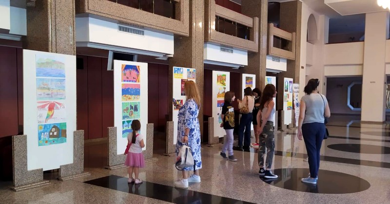 Изложбата е на художниците от Клуб &bdquo;Палитра&ldquo; към Общинския младежки