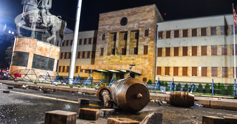 Протестиращите провокираха полицаите, обръщайки се към тях с "Бугари, Бугари"Съборени