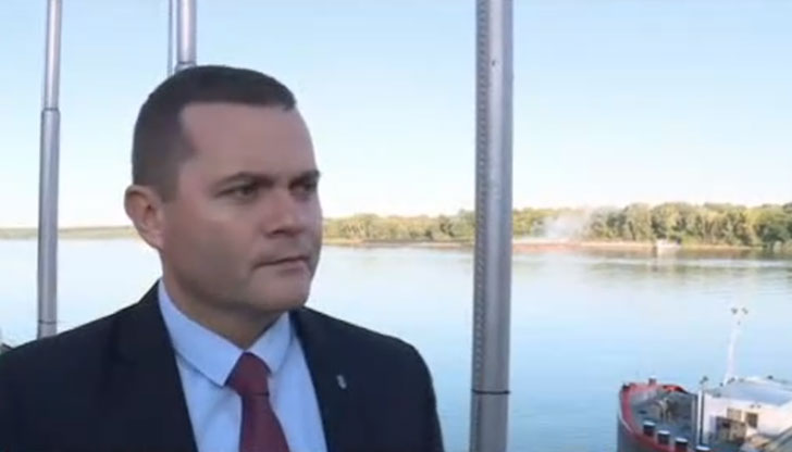 Баржата продължава да тлее, вятърът тази сутрин обаче не е