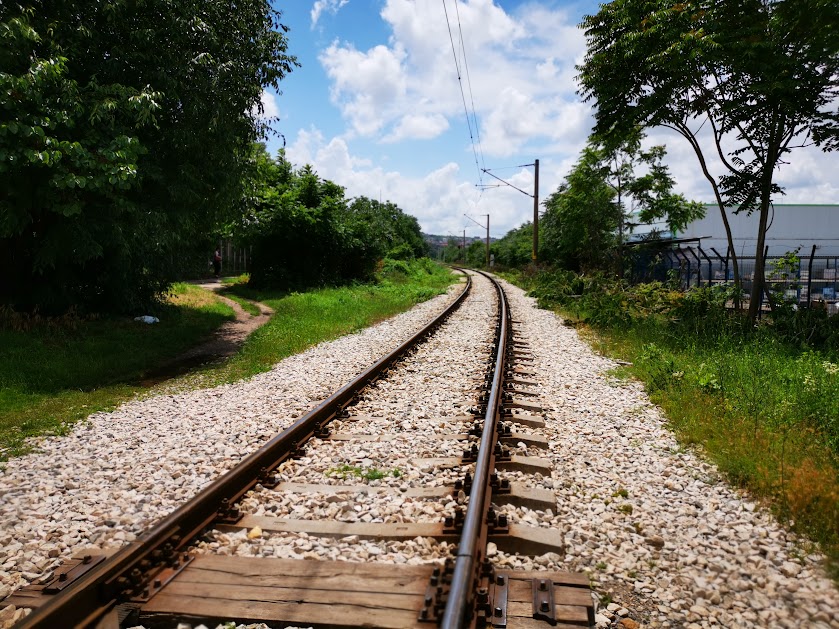 Един от вагоните на товарна композиция е дерайлирал в участъка
