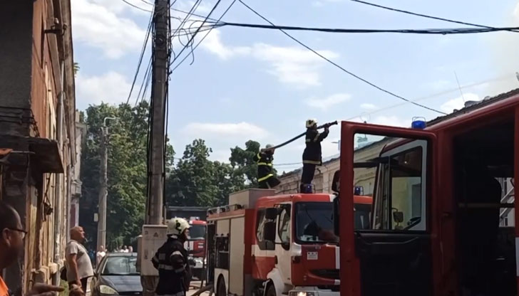 Голям пожар горя в три сгради на улица "Цар Шишман"