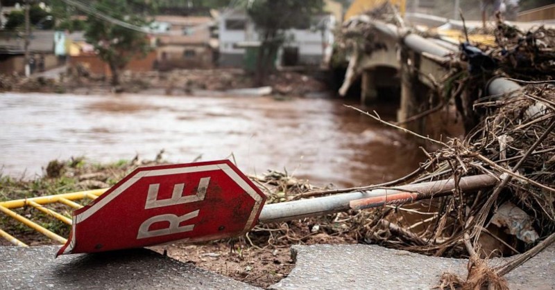 Те са били затрупани в автомобила си, пътувайки за мината