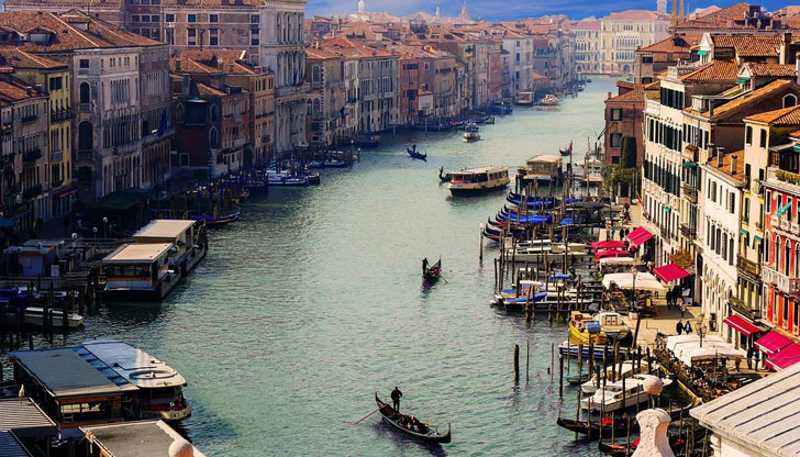 Градът е пренаселен, а посетителите генерират планини от боклукВенеция ще