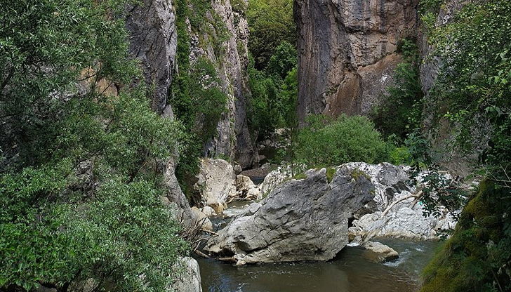 Срутила се скала уби жена в района на Трънското Ждрело