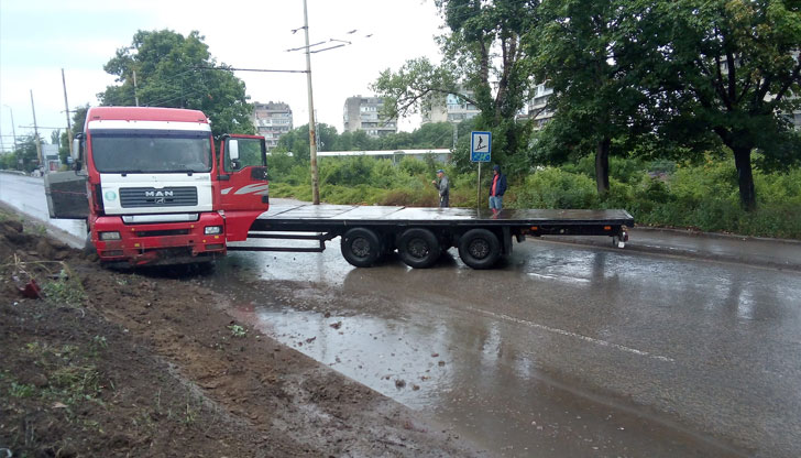 ТИР блокира движението на булевард "България" в посока София"След бензиностанция