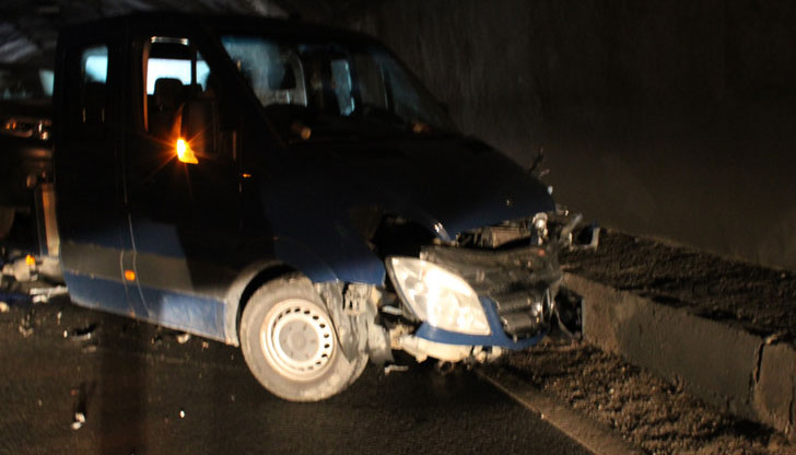 Челен удар между два автомобила в тунел „Железница“ затвори Е-79