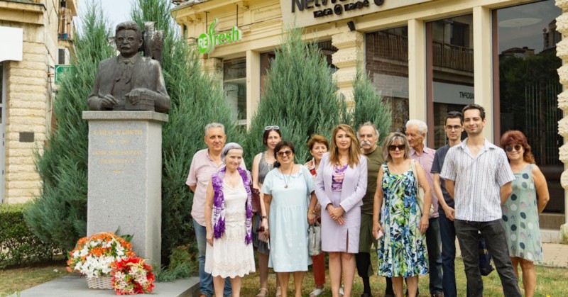 С цветя пред паметника и разходка по местата, описани в