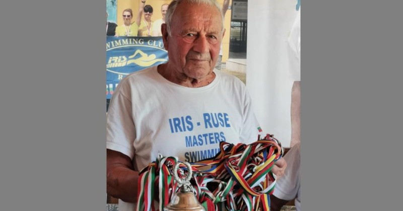 В чест на своя 90-годишен юбилей най-възрастният русенски плувец ветеран
