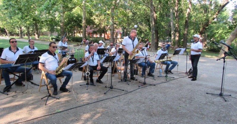 След поредица от концерти пред Доходно здание, Централния площад и