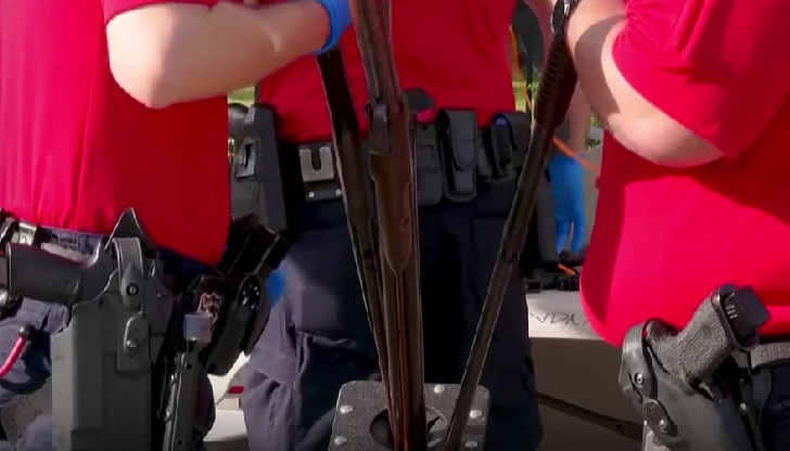 Пред пункта се изви километрична опашка от колиЖители на Хюстън,