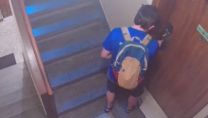 Видеокамери във входа са заснели действията на мъжаКамери заснеха нагла