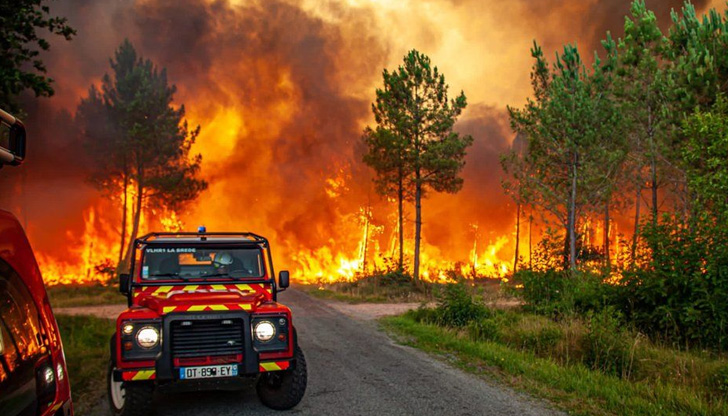 Пожарите изпревариха цунамито, за което ЮНЕСКО предупредиХиляди пожарникари продължават да