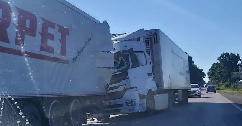 Два тежкотоварни камиона катастрофираха по-рано днесИнцидентът е станал на пътя