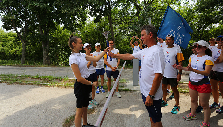 Мадлен Радуканова прие пламтящия факел на границата ни в Брегово