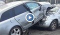 Кола помете бус и „кацна” върху друг автомобил край Самоков