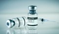 Великобритания одобри адаптирана срещу Омикрон ваксина