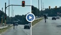 Мъж с тротинетка минава на червен светофар и отнема предимството на автомобил в София