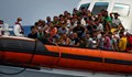 Кораб с мигранти чака разрешение за акостиране в италианско пристанище