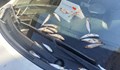 Войната за паркоместа по морето: Жена откри колата си, окичена с риби