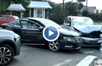Телевизия засне в ефир катастрофа на три автомобила