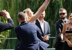 Жените внезапно свалиха горнищата си разкривайки лозунги искащи газово ембаргоКанцлерът