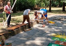 Имаме нужда от доброволци за ремонтиране на стара детска площадкаНеделя