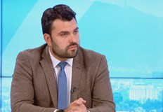 Докато този човек си яде гроздето МВР представлява това което