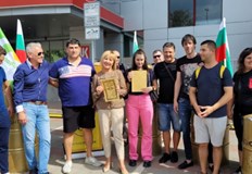 Протестна акция пред централата на Лукойл България проведоха активисти от партия