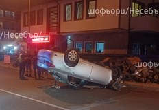 Автомобил се обърна по таван след гонкаСлед гонка и бясно
