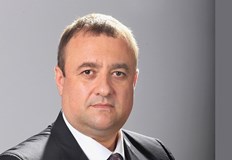 Пуснаха парашутист за водач на червената листа в РусеОбластният съвет