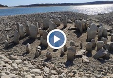 Сушата в Испания разкри поразителна гледка праисторически паметник двойник на 39 39 Стоунхендж 39 39 Обикновено кръгът от камъни се намира на дъното на изкуственото езеро но