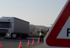 Тежките камиони се спират на паркинга на бензиностанция Шел край