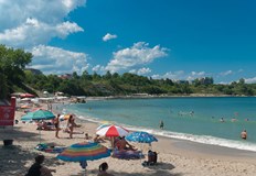 Част от централния плаж на Царево е отцепен заради сигнал