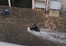 Дъждът наводни метростанции в Париж и река Сена излезе от