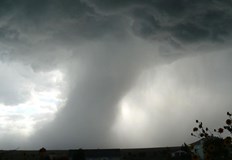 Стихията бушува до градския плаж на СакиДнес преди обяд над градчето