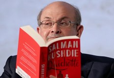 В петък Рушди беше нападнат преди да произнесе лекция в
