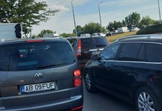 Втори ден продължава огромното задръстване от леки и товарни автомобили