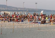 Стотици се събраха заедно край морето във ВарнаТази вечер стотици