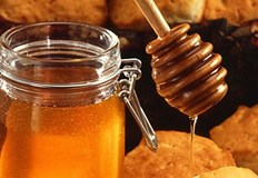 Пчеларят Иван Вълков произвежда уникален кремообразен медС крем мед зарежда биомагазини