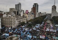 Инфлацията скочи на 70 Хиляди аржентинци изпълниха вчера центъра на Буенос