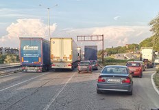 Шофьори чакат по 20 часа за Дунав мост тирове блокират