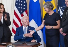 Американският президент Джо Байдън подписа документите за ратификация на членството