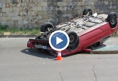 Лек автомобил Рено Меган се обърна по таван при катастрофа