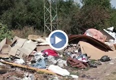 Сред боклуците има ТЕЛК решения нотариални актове бланки с попълнени