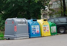 Контейнерите са с по широките отвори даващи възможност за изхвърлянето на